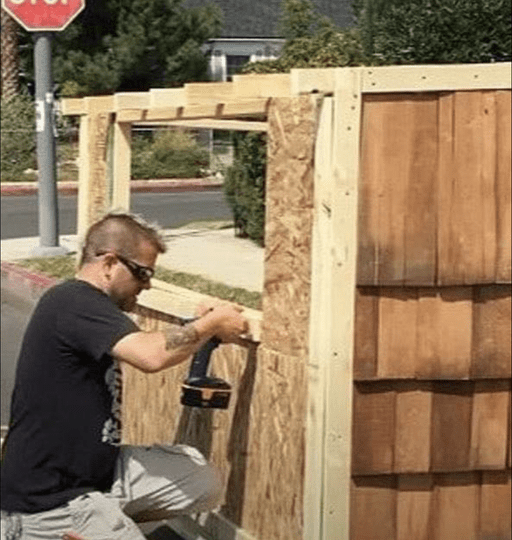 Man builds tiny home for a homeless woman forced to sleep in the dirt for a decade
