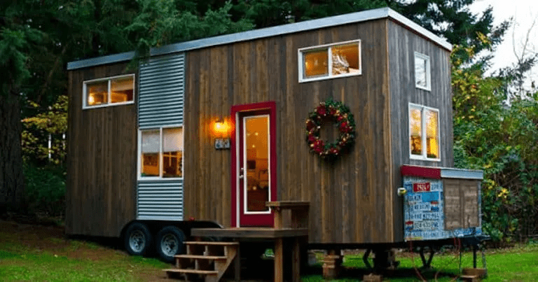 Single mom builds adorable tiny home after losing her houses in divorce